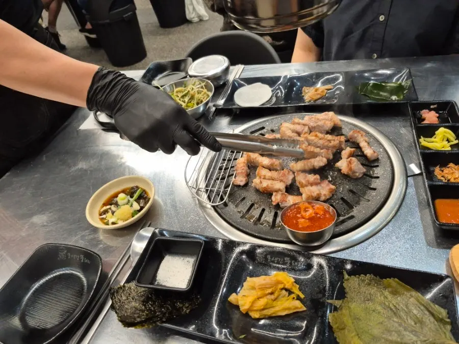 계란 후라이와 콘치즈가 함께 오른 불판