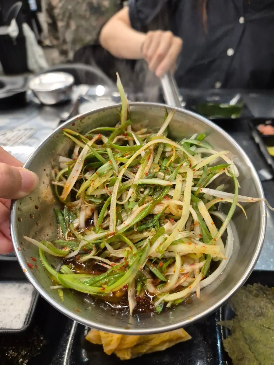파채소스에 찍은 삼겹살 한 점