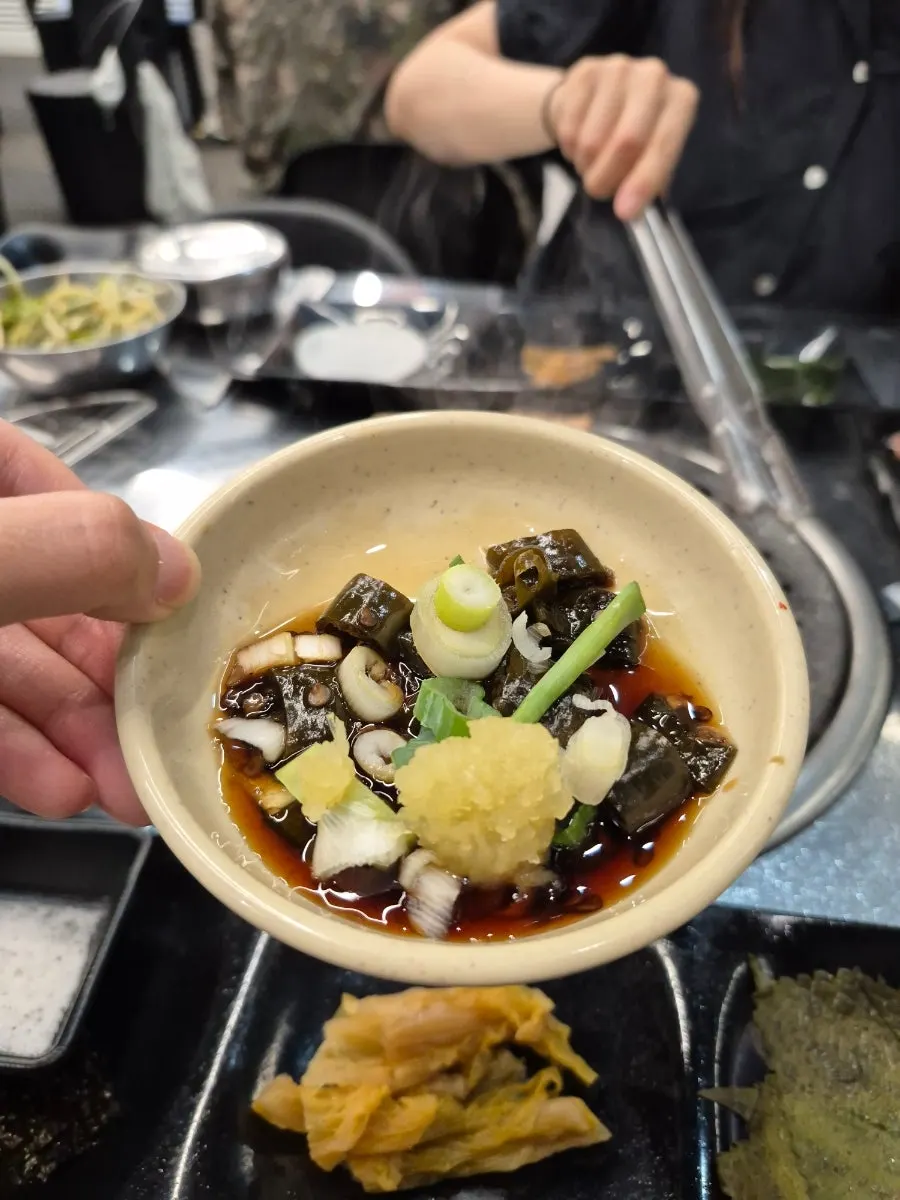 간장소스에 찍은 삼겹살 한 점