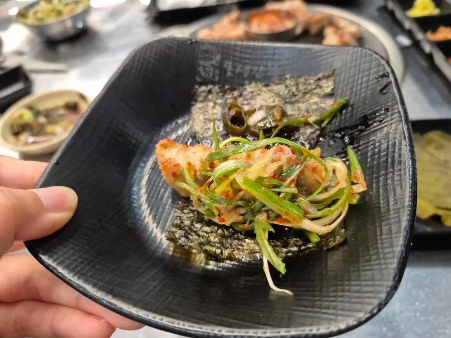 김에 올린 삼겹살 쌈 조합