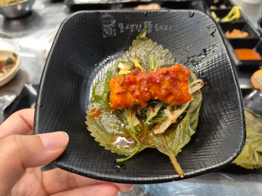 불판에 끓인 갈치젓과 깻잎 쌈 조합