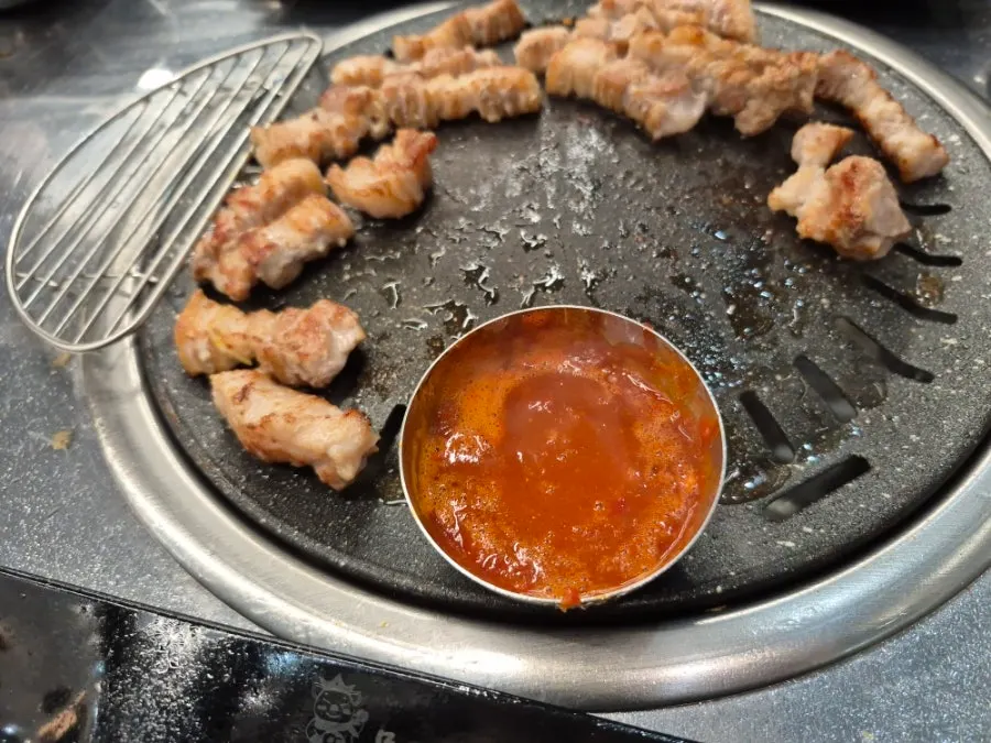 갈치젓에 담근 삼겹살 한 점