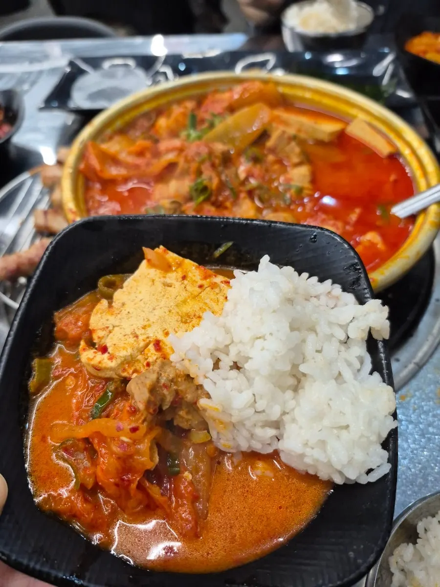 흰쌀밥에 올린 김치찌개 고기