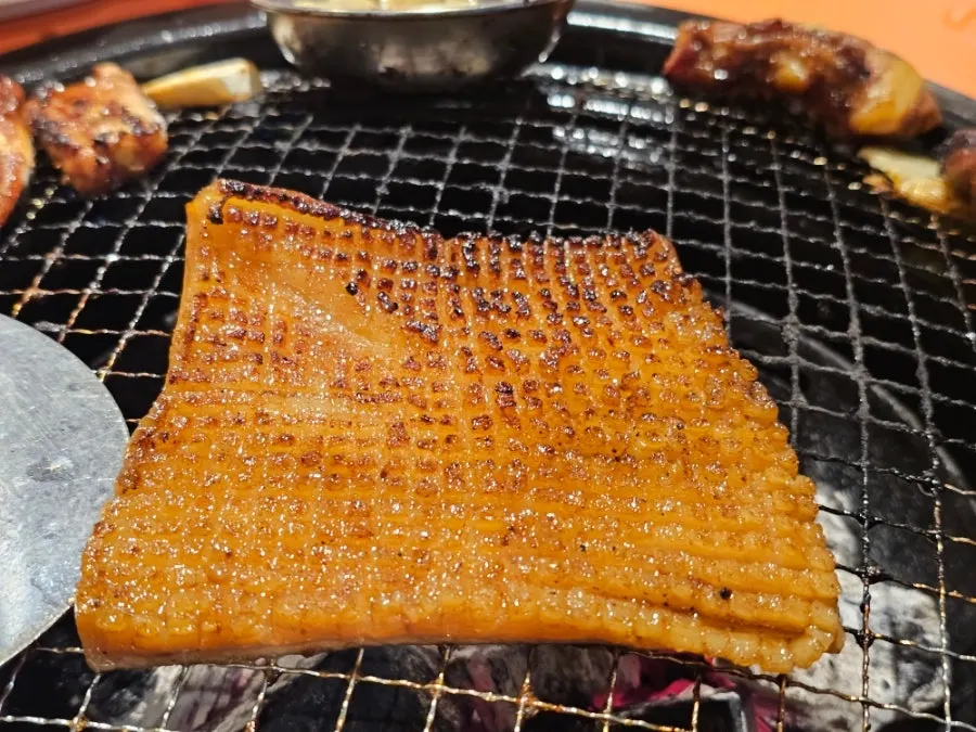 White rice served with charcoal-grilled ribs