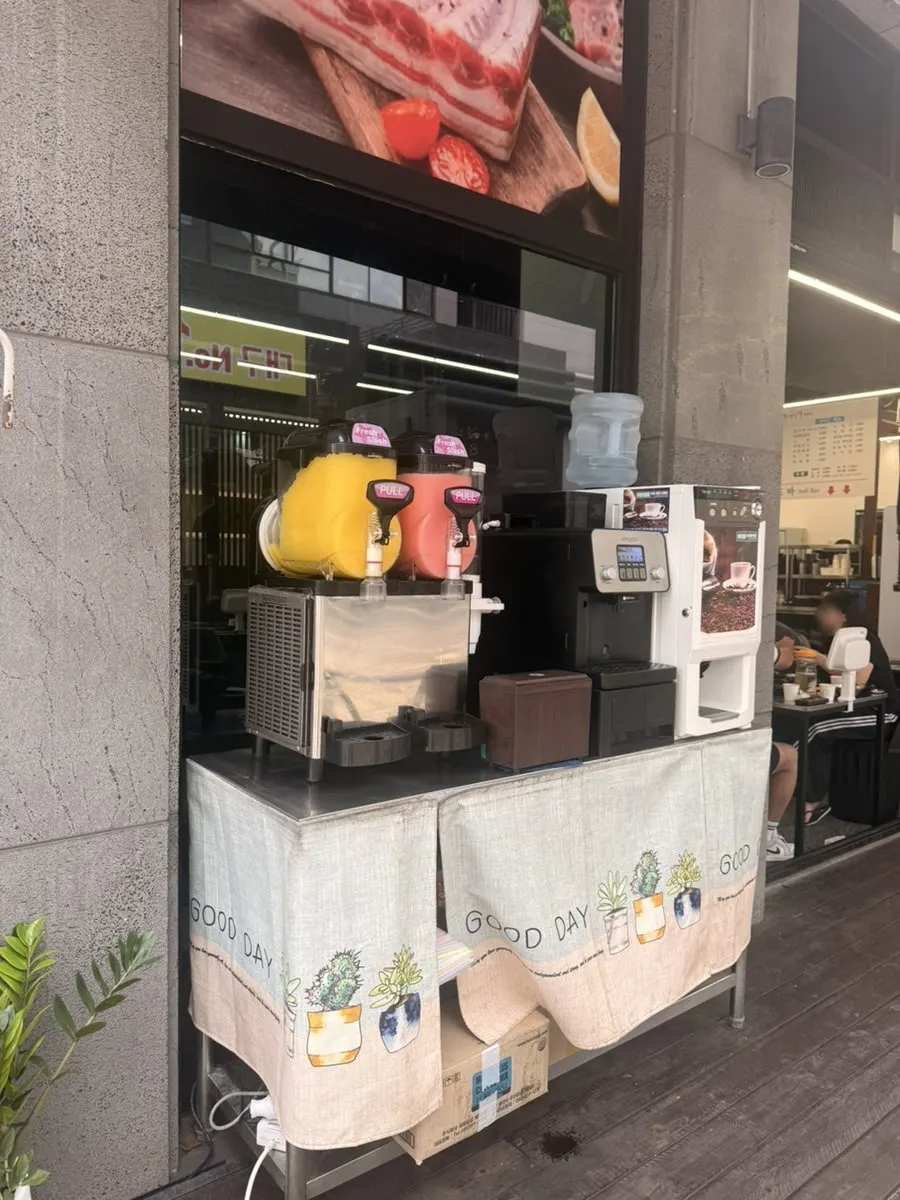 Slushie machine and coffee machine next to the entrance