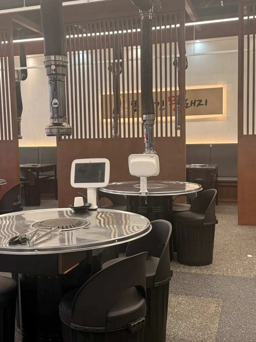 Round tables in the Motsaenggin Ttungdwaeji Cheongdang dining hall