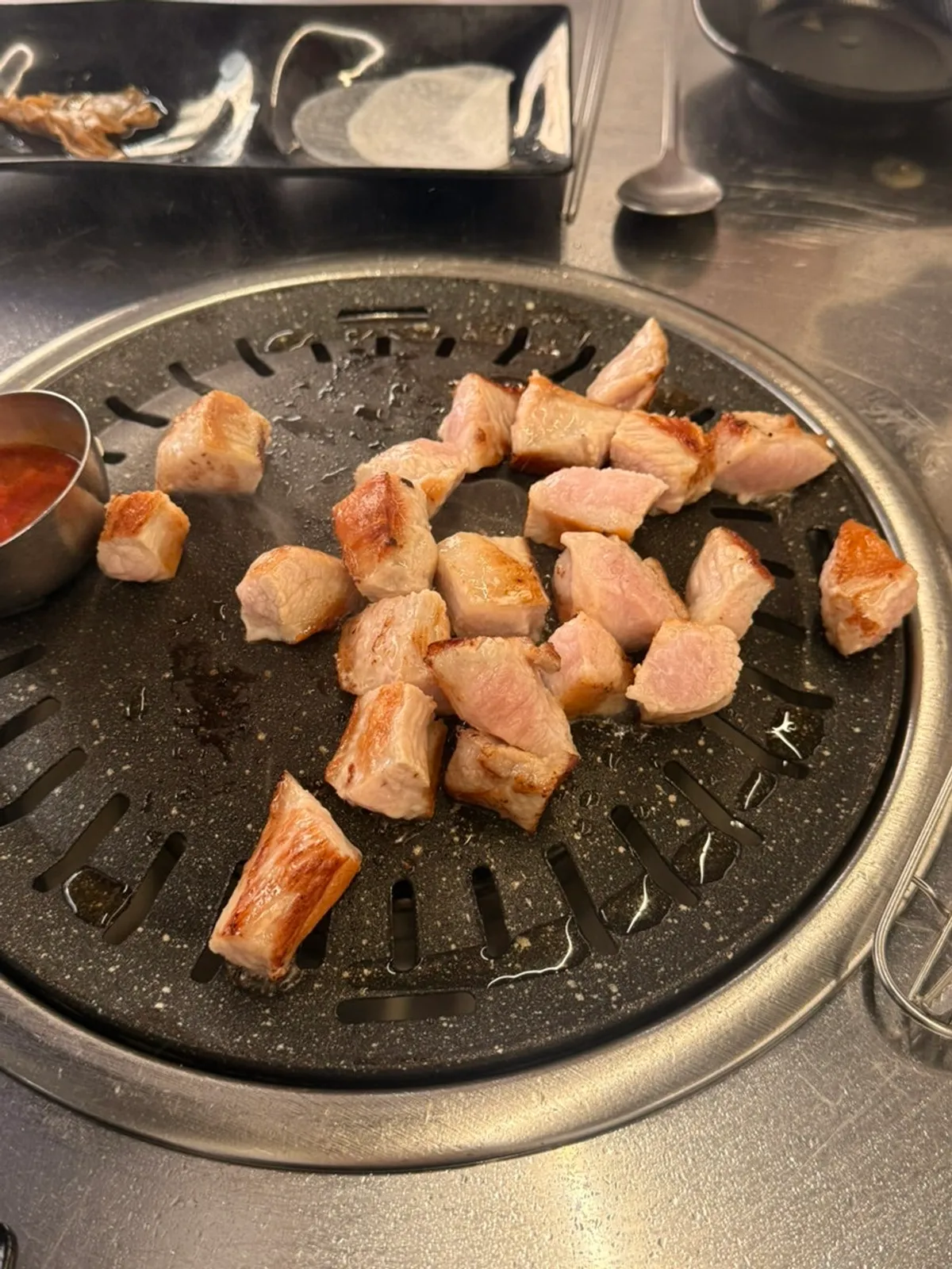 한 입 크기로 잘린 구운 항정살