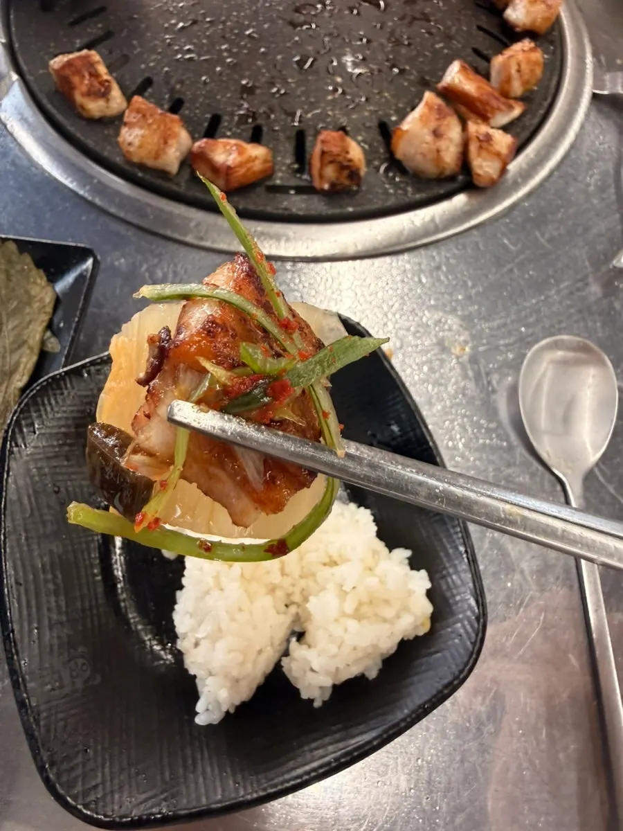 Pork jowl combined with pickled radish and kelp