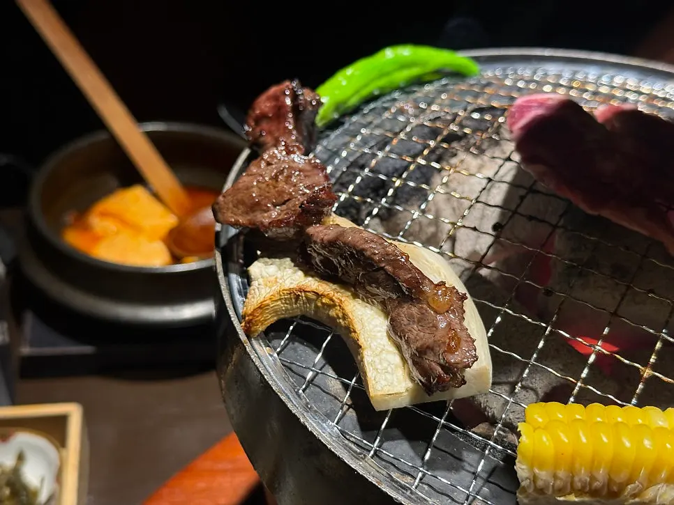 쏘맥 잔과 구이 상차림