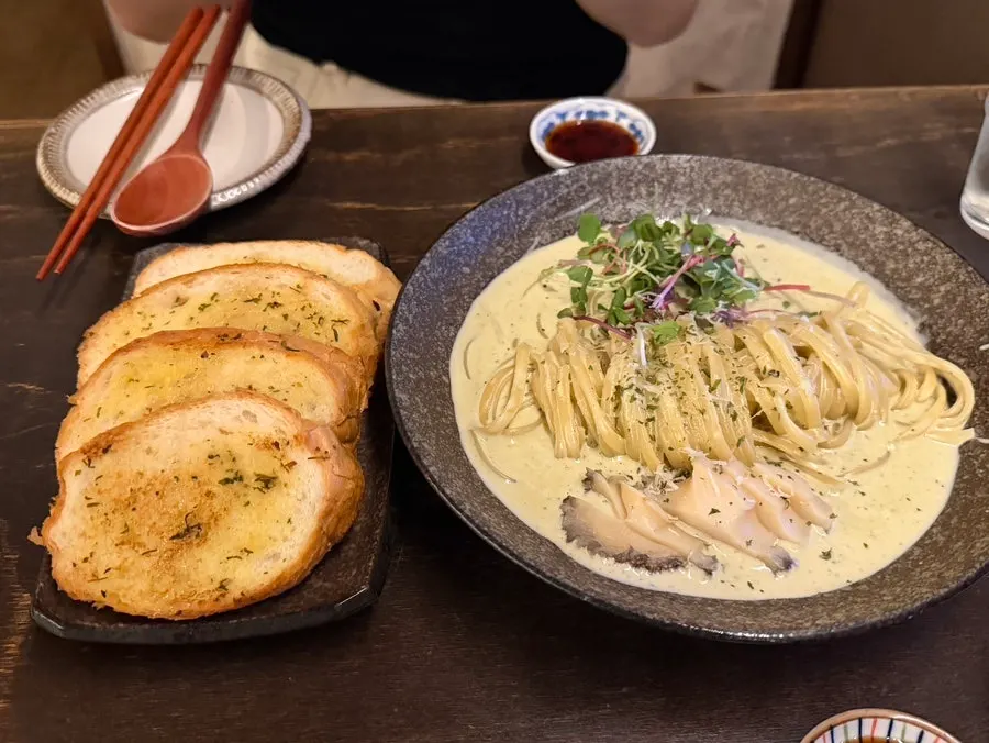 생맥주와 함께 차려진 테이블