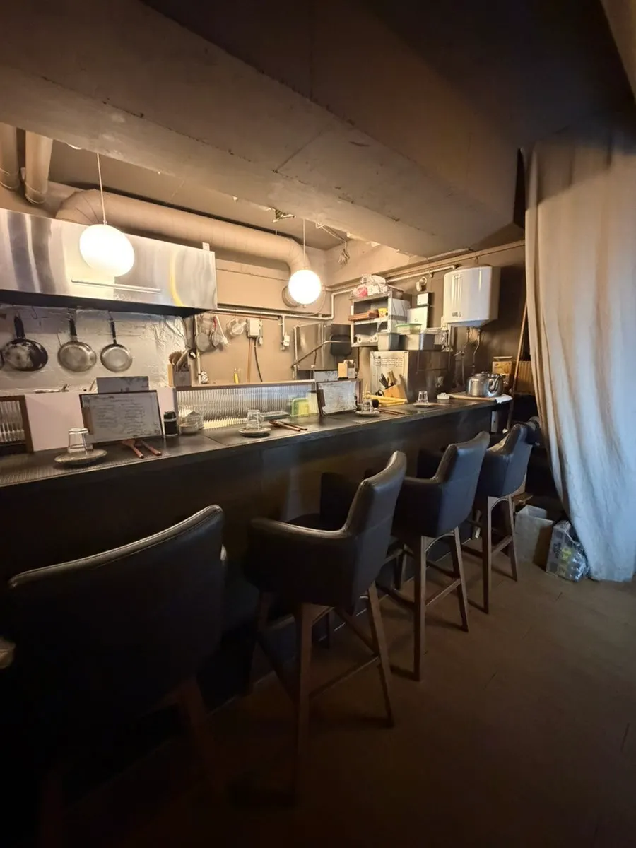 Dachi bar counter seating at Motokurashi