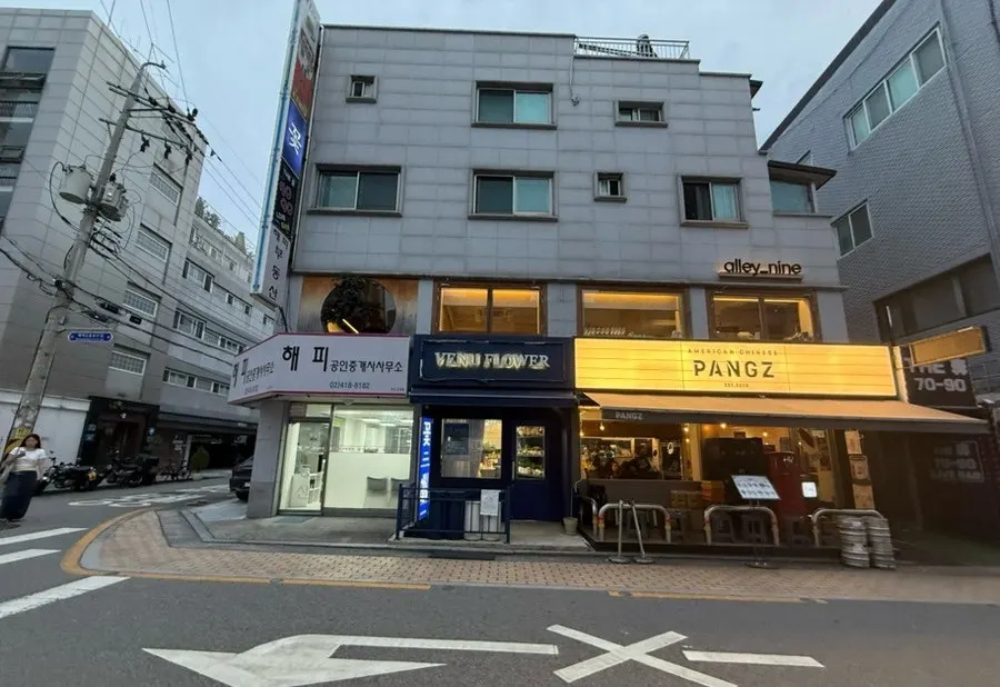 모토쿠라시에서 주문한 메뉴와 생맥주