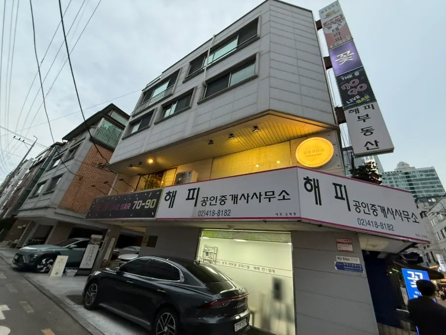 송리단길 메인 거리의 모토쿠라시 건물 외관