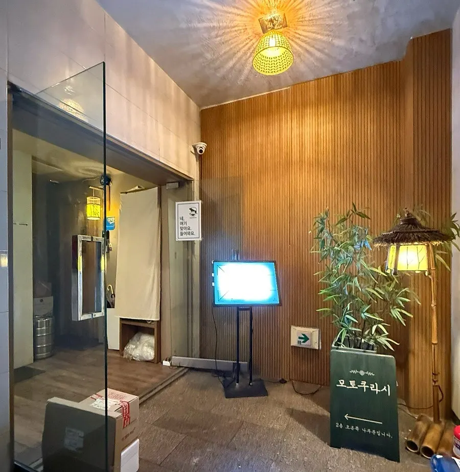 2층 오른쪽에 있는 모토쿠라시 나무문 입구