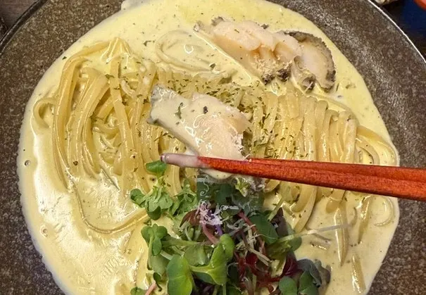 포크로 감아올린 전복 내장 파스타
