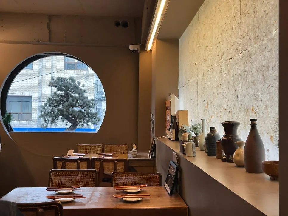 Atmosphere at Motokurashi, an izakaya in Songni-dan-gil