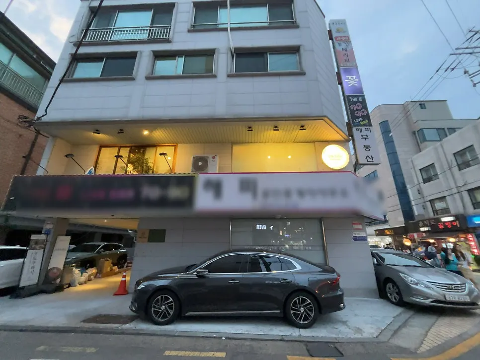 View of the Songni-dan-gil alley near Seokchon Station