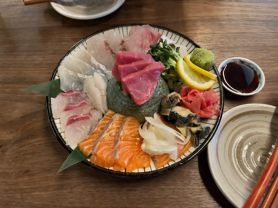 A plate of motoku moriawase sashimi platter at Motokurashi