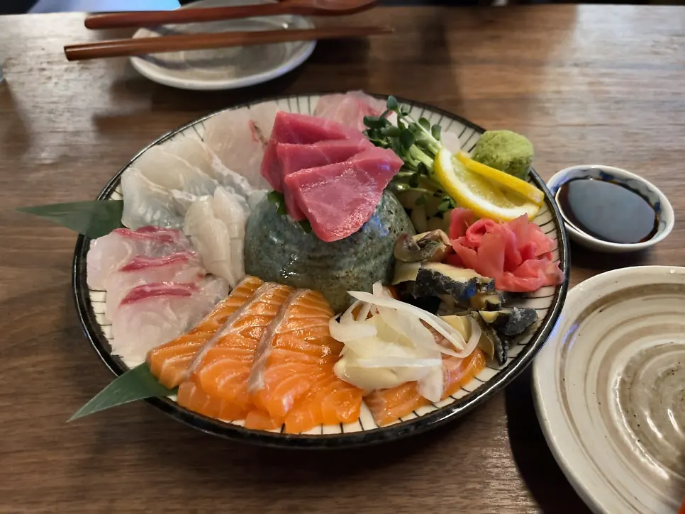 Various kinds of sashimi in the moriawase platter
