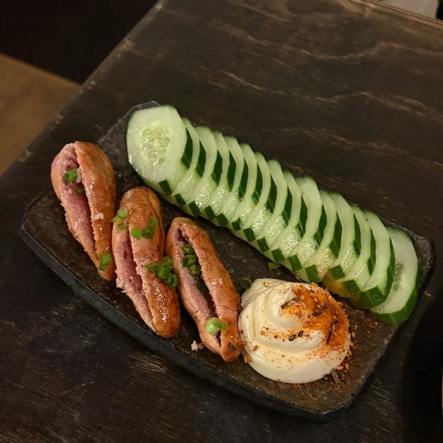 접시에 담긴 사시미 클로즈업