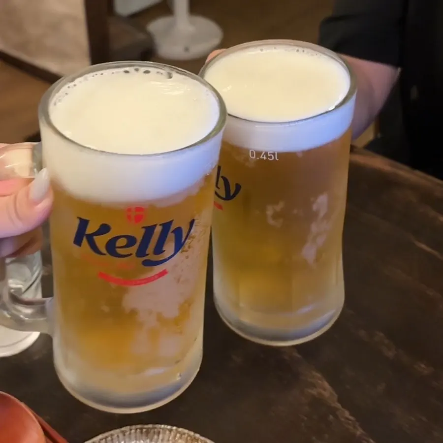 얼음잔에 담겨 나온 켈리 생맥주