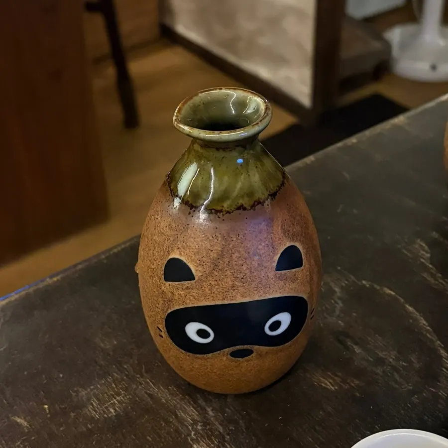 너구리 모양 도쿠리에 담긴 차가운 사케