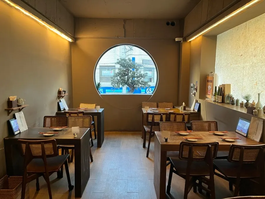 모토쿠라시 테이블에 차려진 사시미와 파스타