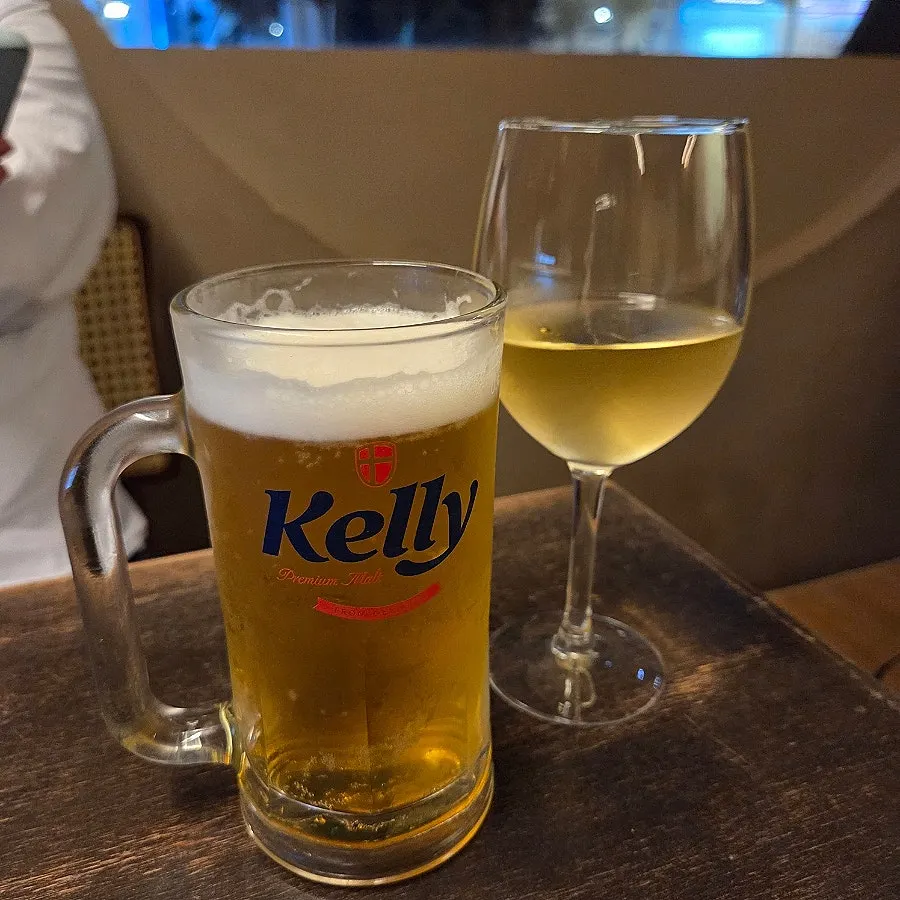 먼저 나온 켈리 생맥주와 화이트와인 글라스