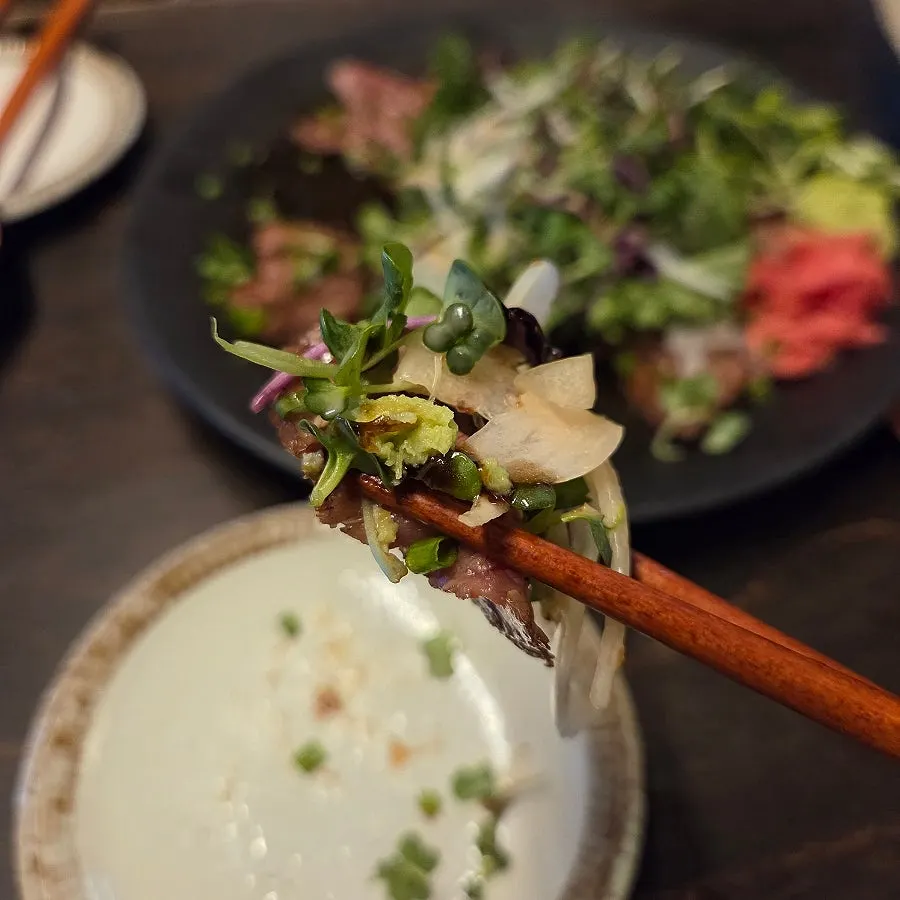 야채와 와사비를 올린 소고기 타다키 한 점