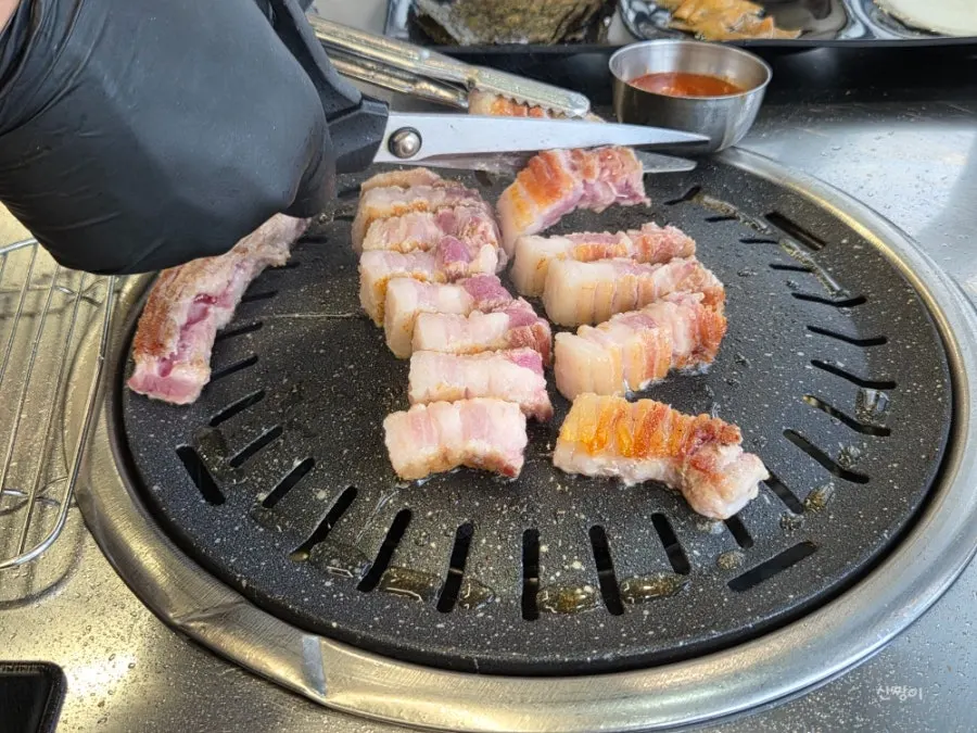 직원이 구워 컷팅한 도톰한 생삼겹살