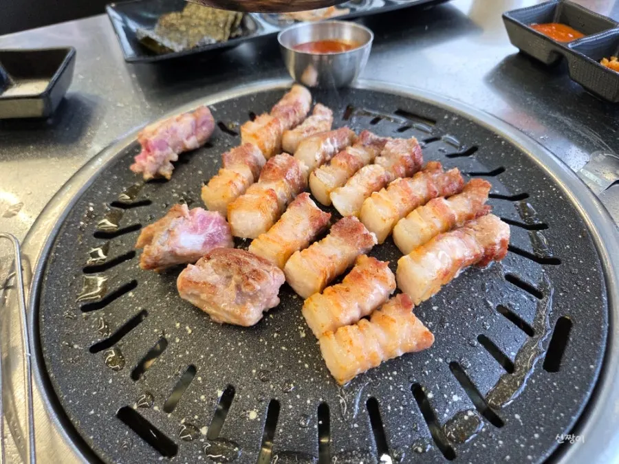 불판 위에서 노릇하게 익은 삼겹살