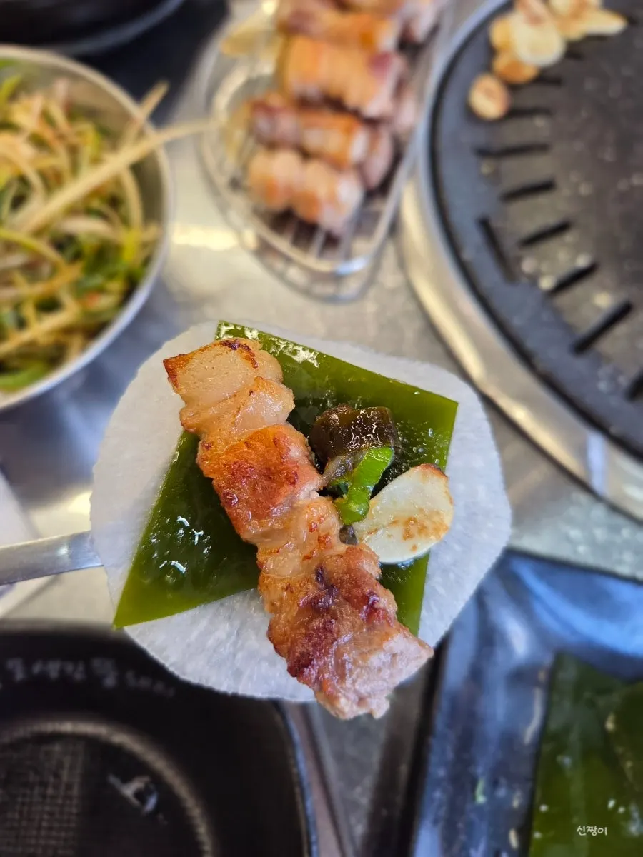 구운 삼겹살 한 점 클로즈업