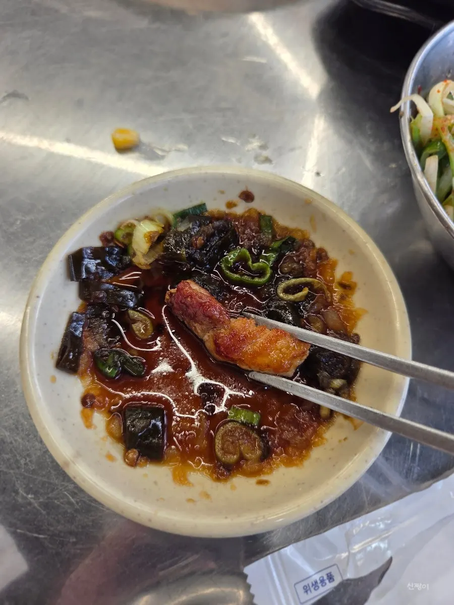 매장 제조 간장에 찍은 삼겹살