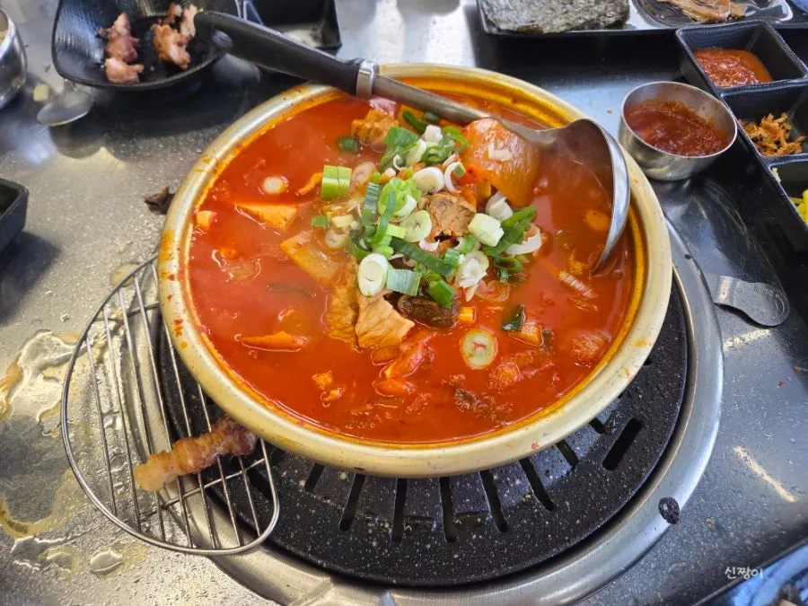 불판에 올려 끓이는 김치찌개