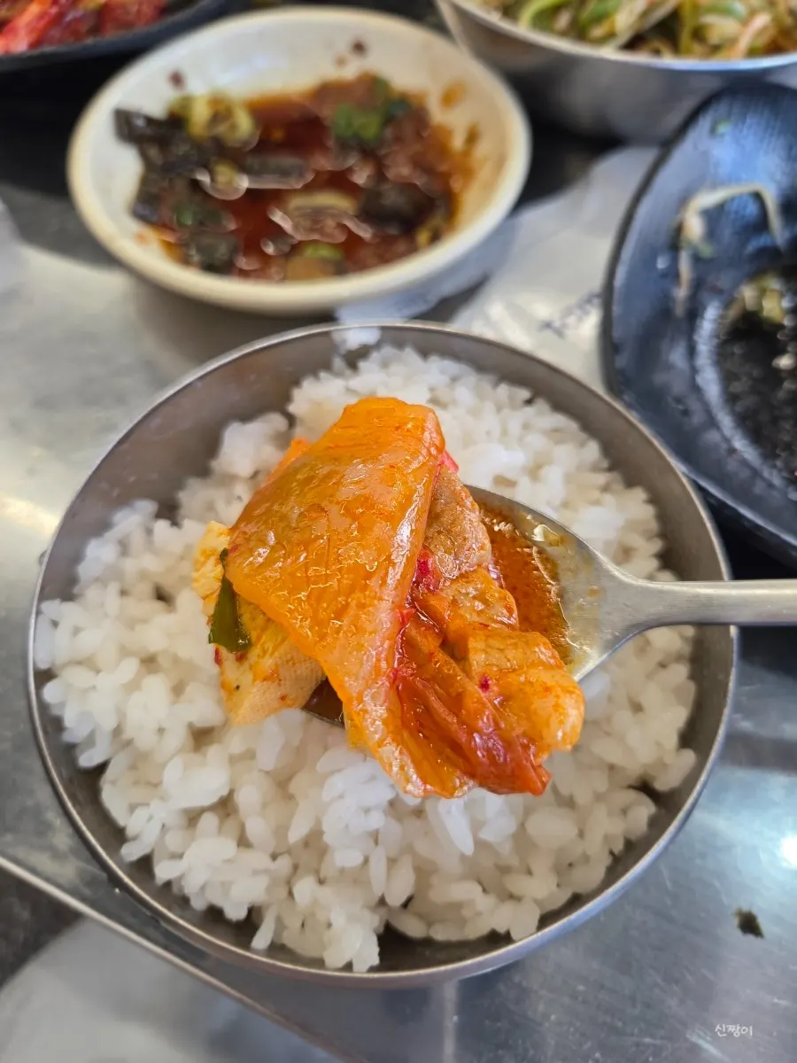 김치찌개와 공깃밥 상차림