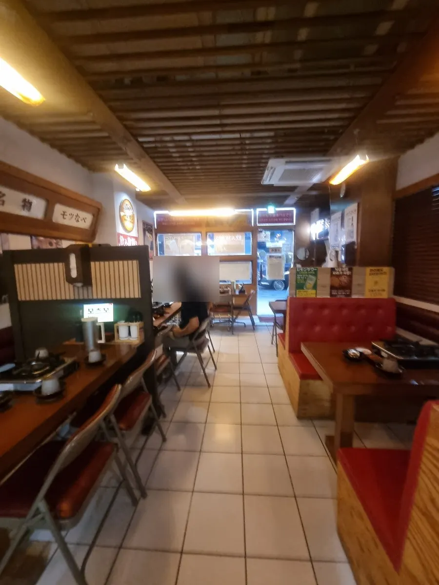 모츠모 세종도담점 테이블과 실내 조명