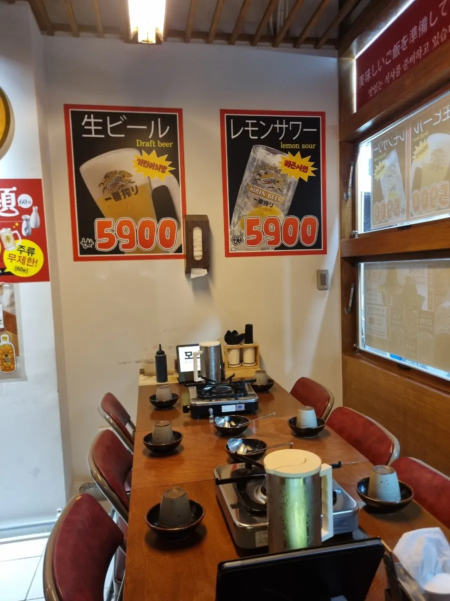 모츠모 세종도담점 벽면 주류 안내
