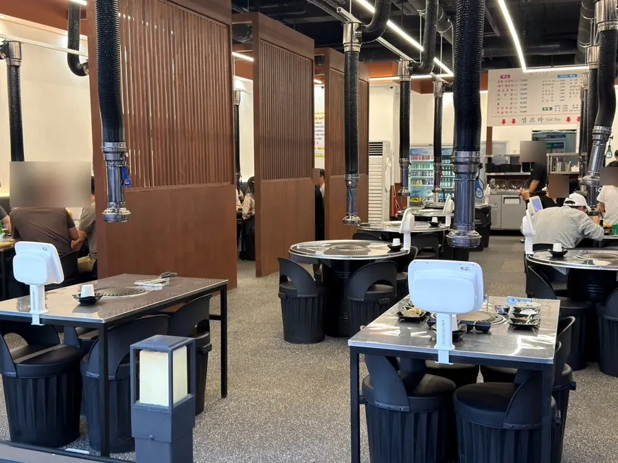 Spacious dining hall interior at Motsaenggin Ttungdwaeji Cheongdang Branch