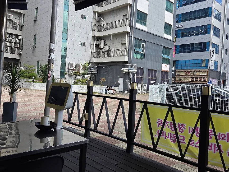 Wide shot of the Cheongdang branch storefront