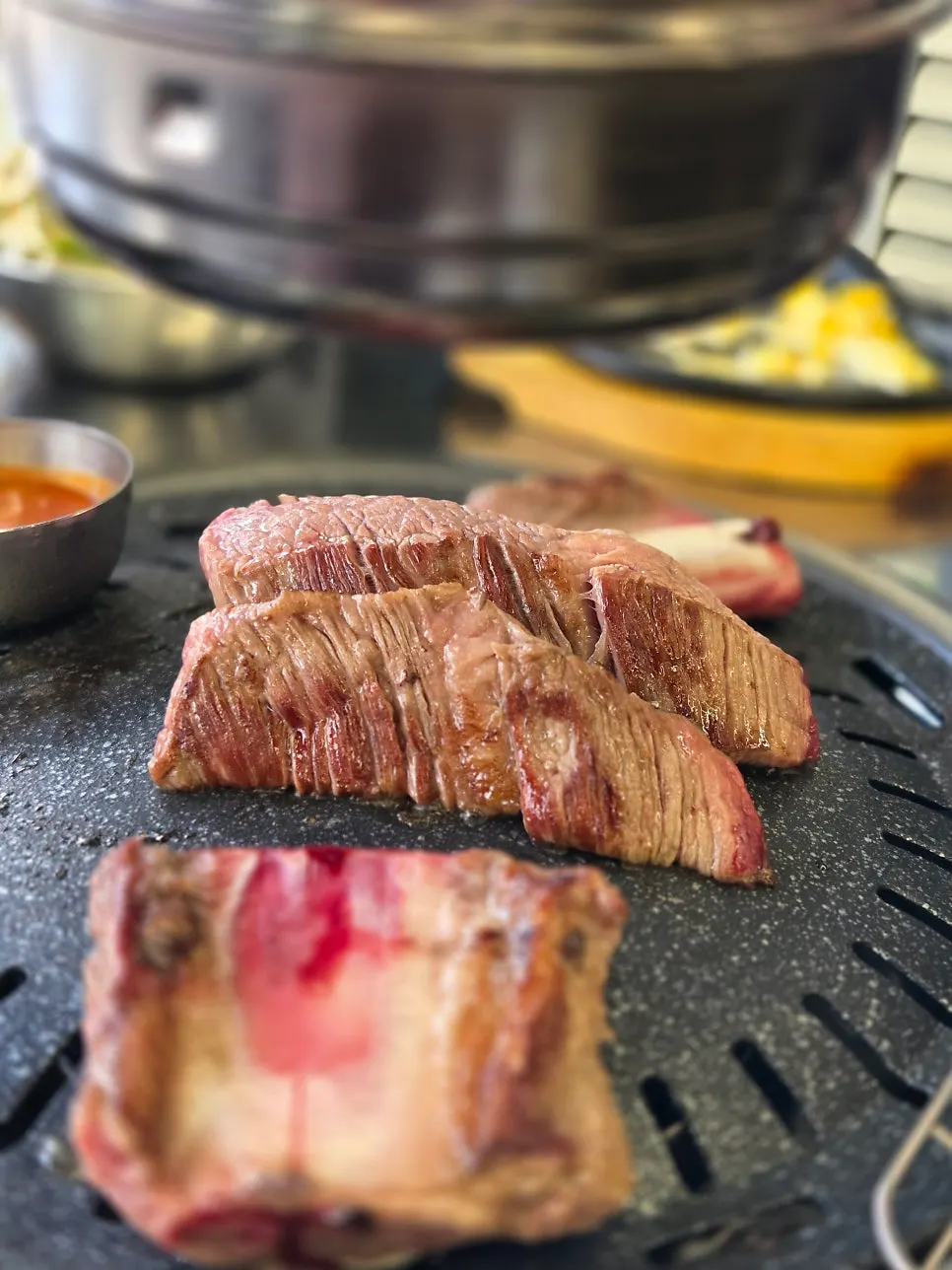Grilled ugalbi cut by a staff member