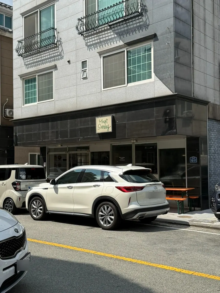 마운트선데이 매장 앞 주차 공간
