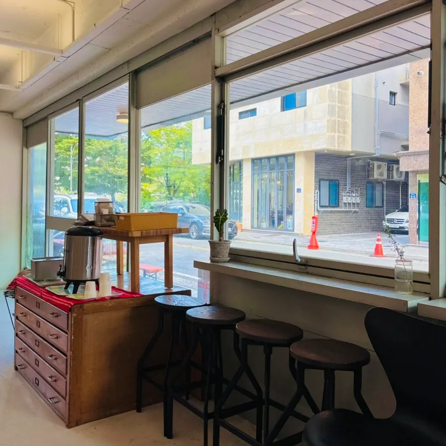 창가 쪽 2인 좌석과 테이블 세팅