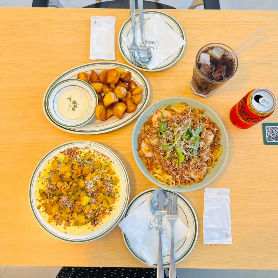알록달록한 브런치 세트 상차림