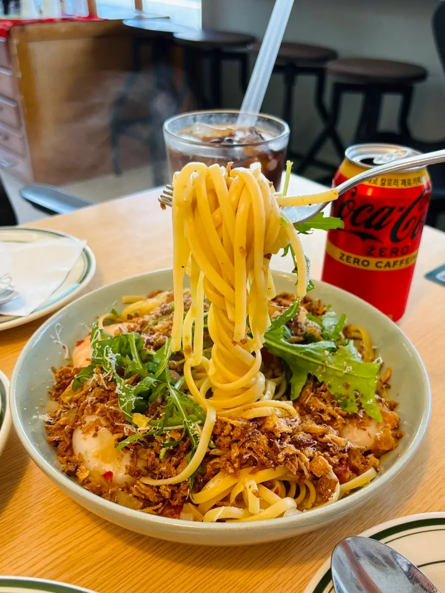 포크에 돌돌 만 링귀니 면과 비스큐 육수