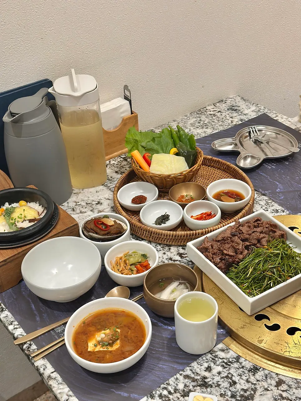 점심특선 한우숯불양념구이 솥밥정식 상차림