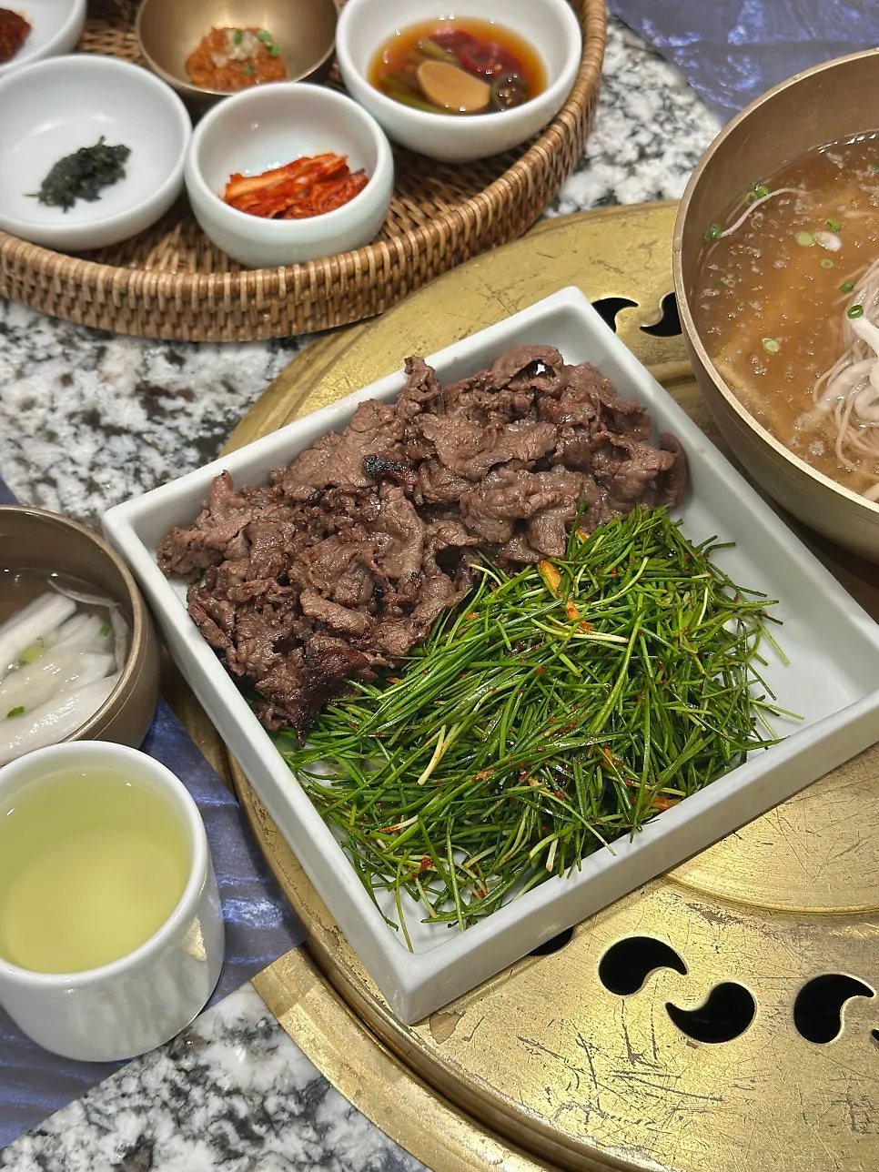 숯불 위에서 구워지는 한우 양념구이