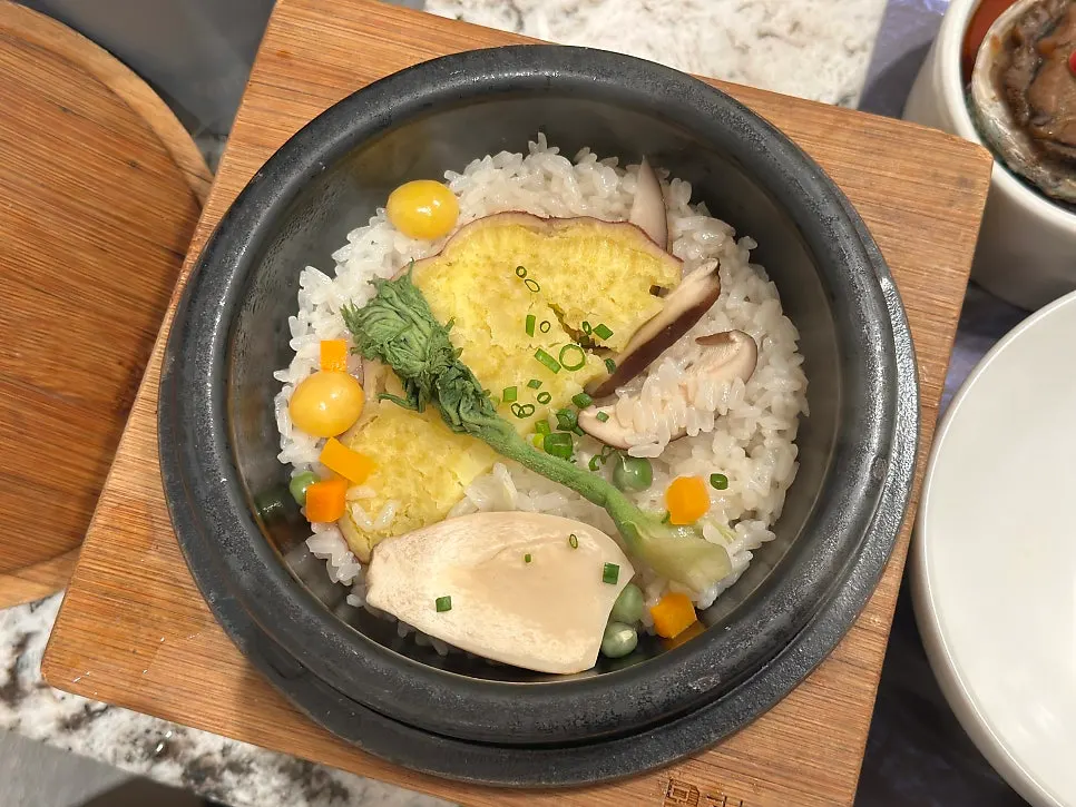 고기와 함께 차려진 점심 상차림