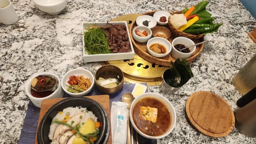 Menu listing showing the price of the charcoal-grilled hanwoo and pot rice set