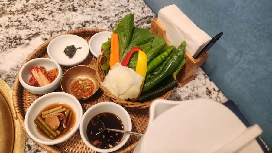 Basket of wrap vegetables and the basic table setting
