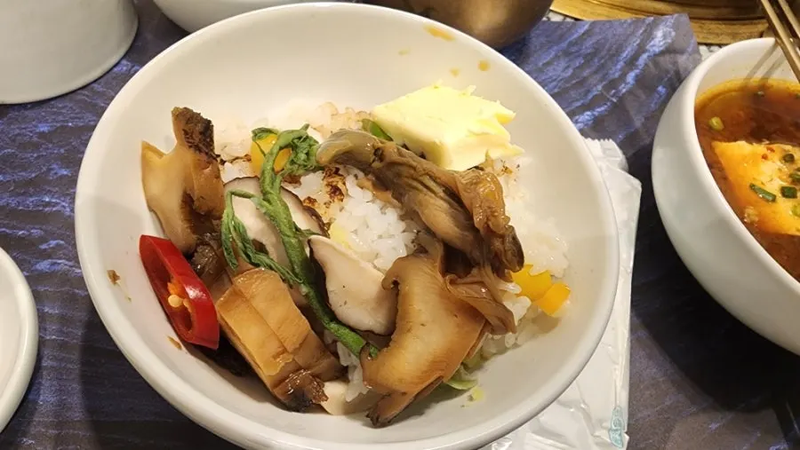 Nutrient-rich pot rice topped with chestnuts, mushrooms and ginkgo nuts